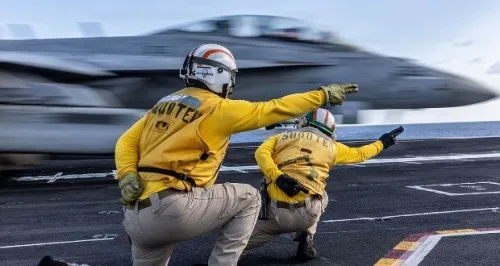 پرواز جنگنده ها از قدرتمندترین ناو جنگی جهان